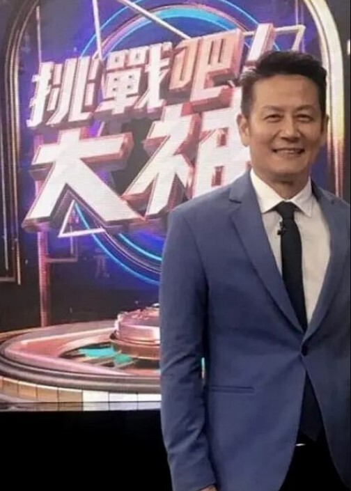 小萝莉少女玩炮机被大鸡巴玩坏了爽到潮喷抽搐 - KK福利导航